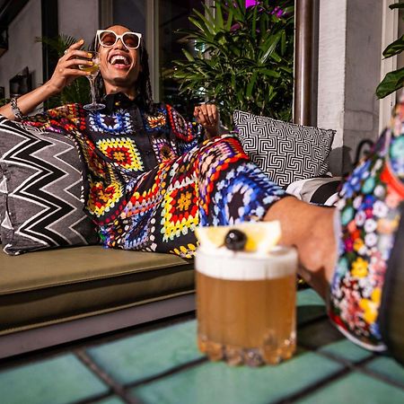 Готель Qt Мельбурн Екстер'єр фото A woman drinking a beer